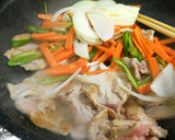 ヒガシマルうどんスープで豚肉と野菜の炒め作り方3写真