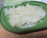 簡単★生ハムと玉ねぎ炒め　お弁当作り方1写真