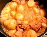 春に食べたい❤ゴロゴロ豚肉と里芋の煮物作り方4写真
