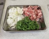 そら豆のさやと豚肉、玉葱のオイスター炒め作り方2写真