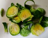 芽キャベツと絹さやとじゃがいものお味噌汁作り方1写真