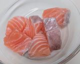☆なんちゃってポキ丼　サーモンとアボカド作り方1写真
