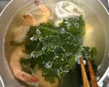 海老と湯通しわかめのお吸い物😻作り方3写真