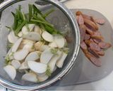 カブとソーセージのチーズペペロンチーノ作り方2写真