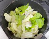 超簡単！具沢山のもつ鍋風（ニンニク醤油）うどん作り方3写真
