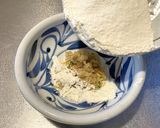 チャーハンと小麦粉を練り合わせて作るうどんの麺作り方3写真