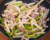 にんにくの芽とじゃがいもの和風青椒肉絲🤩作り方3写真