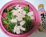 豆苗とチキンのにんにくレンチンサラダ作り方2写真