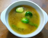 芽キャベツと絹さやとじゃがいものお味噌汁作り方6写真