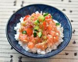 玉ねぎ麹でおいしい！ロミロミサーモン丼作り方4写真