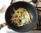節約！超簡単！大根の皮と豚ばら肉炒め作り方3写真