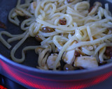 梅と鶏肉のさっぱり旨味・焼きうどん作り方5写真
