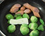 芽キャベツとウインナーのバター蒸し作り方1写真