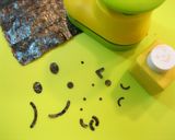 鮭ほぐしでミカンおにぎり *キャラ弁*作り方3写真