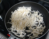 ご飯のお供に☆えのきと鮭の炒め物。作り方2写真