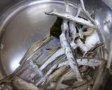優しい甘さ♪さつま芋とさつま揚げの味噌汁作り方9写真