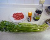 簡単　ポン酢ラー油de牛肉せり炒め作り方1写真