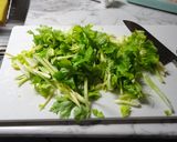 簡単、節約！セロリの葉っぱと豚ばら炒め作り方1写真