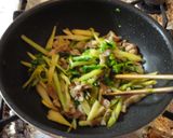 簡単、節約！セロリの葉っぱと豚ばら炒め作り方5写真