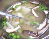 えんどう豆と茹で干し大根と芋のお味噌汁作り方3写真