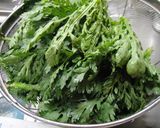 酢が美味しい☆春菊とひきわり納豆の和え物作り方1写真