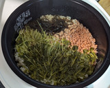 炊飯器で！豆苗と鮭フレークの炊き込みご飯作り方4写真