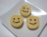 お弁当に…二コちゃん卵焼き～☺☻☺作り方4写真