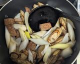 焦がしごぼうと長ネギ☆マルシンハンバーグシチュー作り方4写真