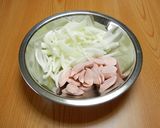 玉ねぎと魚肉ソーセージのケチャップ炒め作り方1写真