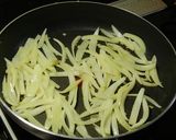 玉ねぎと魚肉ソーセージのケチャップ炒め作り方3写真