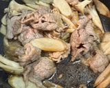 秋レシピ☆牛バラ肉とごぼうのすき焼き炒め作り方3写真