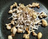 エコ副菜🌱具材費0円⁉️鶏皮カリカリ!もやしひげ根作り方3写真