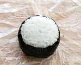 材料３つ★キュートなテントウ虫おにぎり作り方1写真