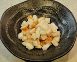 残りカレーと餃子の皮でカップPizza♪作り方1写真