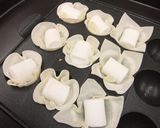 たこ焼きプレートで、マシュマロ餃子♪作り方1写真