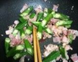ベーコンとおくらのニンニクおかか炒め作り方4写真