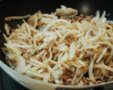 新玉ねぎ・卵・合挽き肉の甘～い炒め物☆作り方2写真