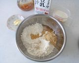 手捏ね☆はちみつ豆乳きなこパン作り方1写真