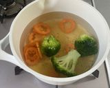 市販ワンタンスープに野菜をプラスして作り方2写真