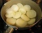 つゆでコトコト煮！「大根と鶏肉の煮物」作り方2写真