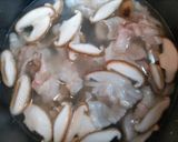 寒い日簡単昼食！豚バラキムチ卵椎茸肉汁うどん作り方3写真