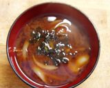 ヘルシー！新たまねぎとわかめのお味噌汁作り方4写真