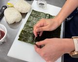 森永乳業提供レシピ　おにぎらず作り方1写真
