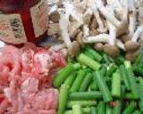 梅味噌を使って＜豚肉とニンニクの茎、しめじの豆板醤炒め＞作り方1写真