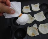たこ焼きプレートで餃子の皮カップ♪作り方5写真