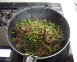 大盛にすれば豪華！牛肉とピーマンの炒め物作り方7写真