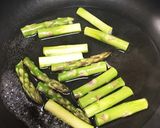 フライパン1つで！鶏肉とアスパラの塩炒め作り方3写真