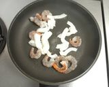 エビに一手間！！魚介とキャベツの炒め物作り方2写真