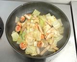 エビに一手間！！魚介とキャベツの炒め物作り方3写真
