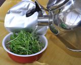 楽うまヘルシー♪　豆苗onカップラーメン作り方2写真